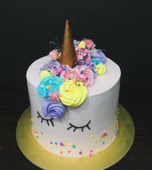 Bolo de Aniversário Infantil Unicórnio decorado com chantilly e chifre feito com cone