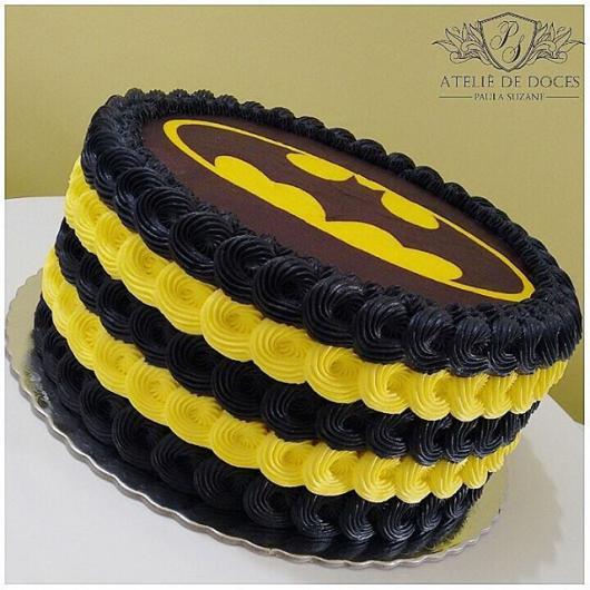 Bolo de Aniversário Infantil Batman com chantilly preto e amarelo e papel de arroz