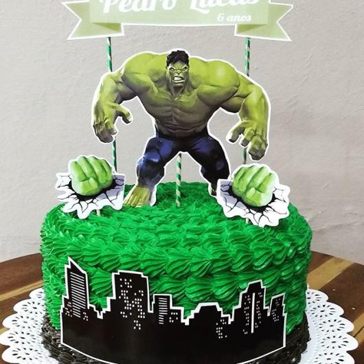 Bolo de Aniversário Infantil Hulk com chantilly verde e toppers