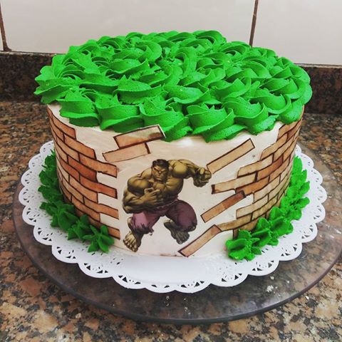 Bolo de Aniversário Infantil Hulk com chantilly verde e branco e papel de arroz na lateral