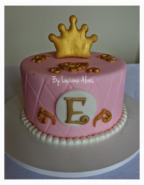 Bolo Mesversário Princesa rosa e dourado