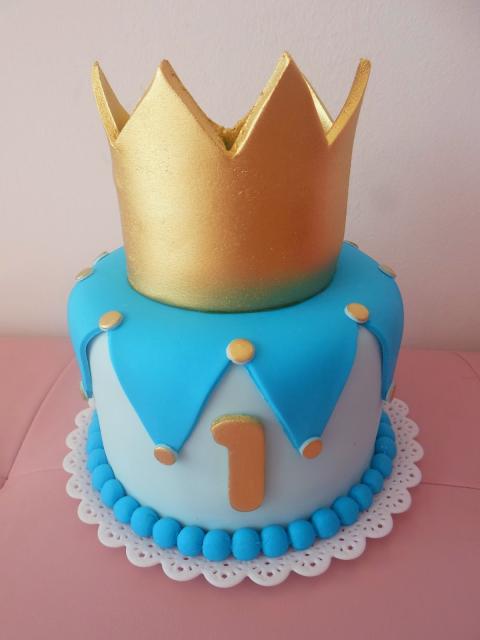 Bolo Mesversário Príncipe com pasta americana azul e coroa dourada