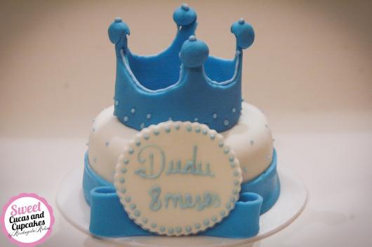 Bolo Mesversário Príncipe com pasta americana branca e azul