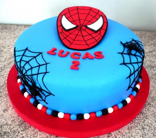 Bolo Mesversário Homem-Aranha com rosto do personagem no topo