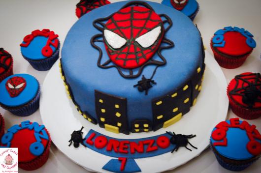 Bolo Mesversário Homem-Aranha com pasta americana azul e rosto do personagem