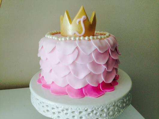 Bolo Mesversário Princesa com pasta americana e coroa dourada