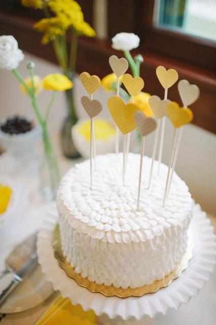 Bolo Mesversário simples com chantilly branco e toppers de corações amarelos