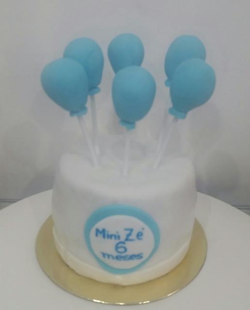 Bolo Mesversário simples branco com idade do bebê em azul
