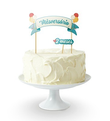 Bolo Mesversário simples masculino com chantilly branco e toppers