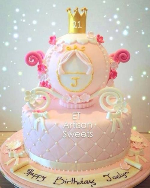 Bolo Mesversário Princesa rosa claro com carruagem