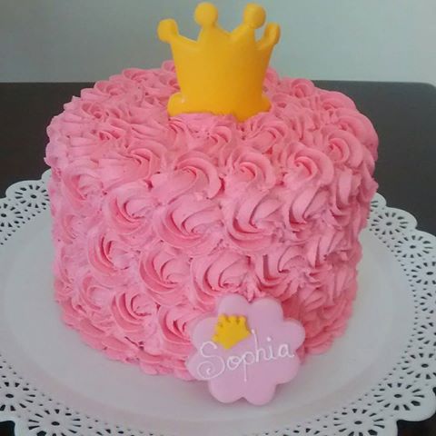 Bolo Mesversário Princesa com chantilly rosa