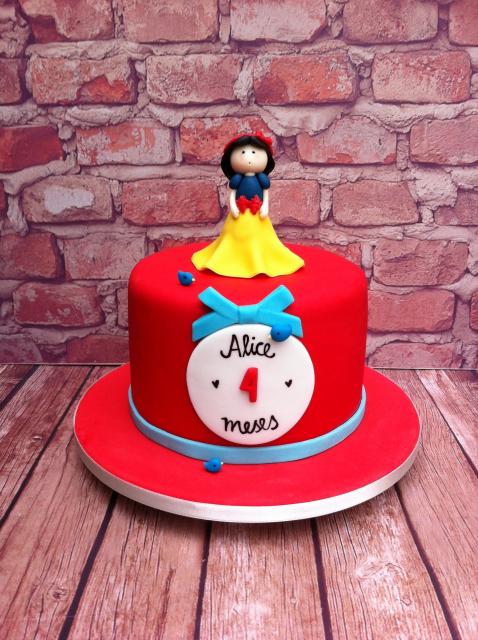 Bolo Mesversário Branca de Neve com pasta americana vermelha 