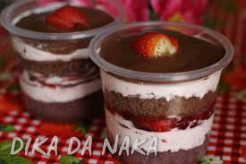  Bolo no Pote com morango e chocolate