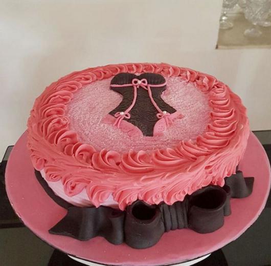Chá de Lingerie bolo bolo decorado com chantily rosa e laço marrom