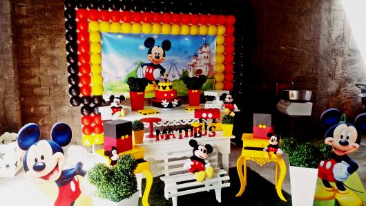 Decoração Provençal tema Mickey com painel de balões vermelhos, amarelos e pretos