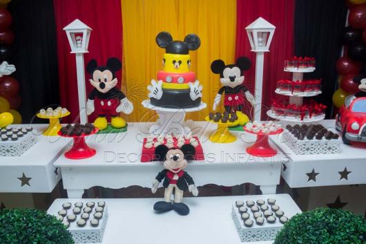Decoração Provençal tema Mickey com bolo fake