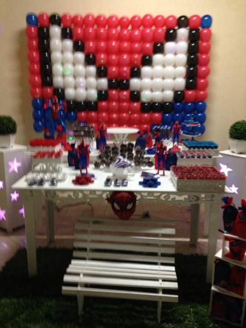 Decoração Provençal tema Homem-Aranha com painel de bexigas