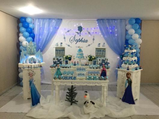 Decoração Provençal tema Frozen com cortina azul