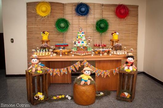 Decoração de Festa Junina Simples com painel de palha e chapéus de palha coloridos