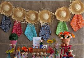 Decoração de Festa Junina Simples com painel de chapéus e lenços coloridos