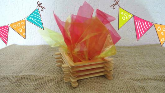 decoração de festa junina simples fogueira feita com palitos e plástico colorido