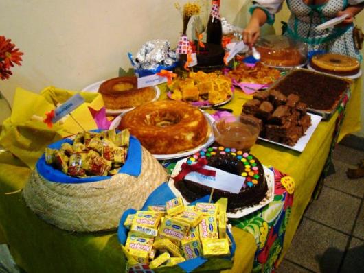 Decoração de Festa Junina Simples com toalha de mesa amarela