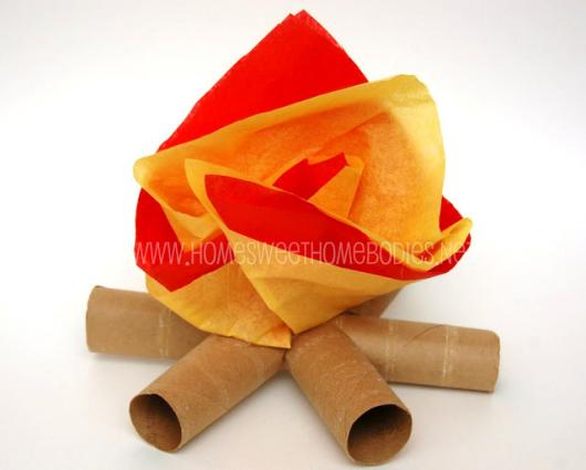 decoração de festa junina simples fogueira de rolo de papel higiênico com TNT