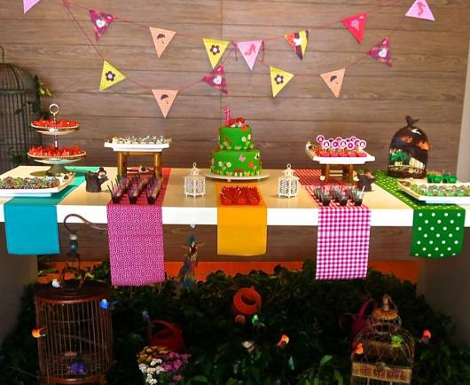 Decoração de Festa Junina Simples para aniversário com tecidos coloridos na mesa