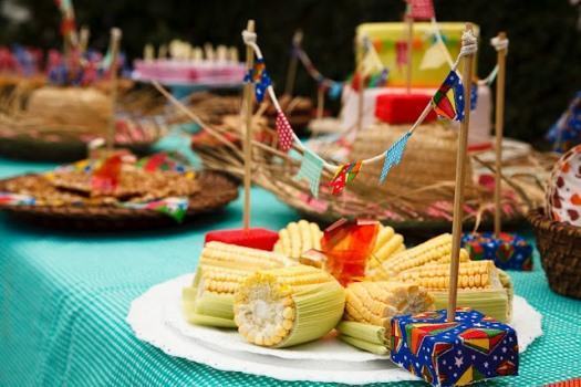 Decoração de Festa Junina Simples com mini bandeirinhas decorando pratos