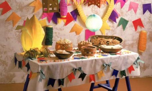 Decoração de Festa Junina Simples com bandeirinhas na toalha de mesa