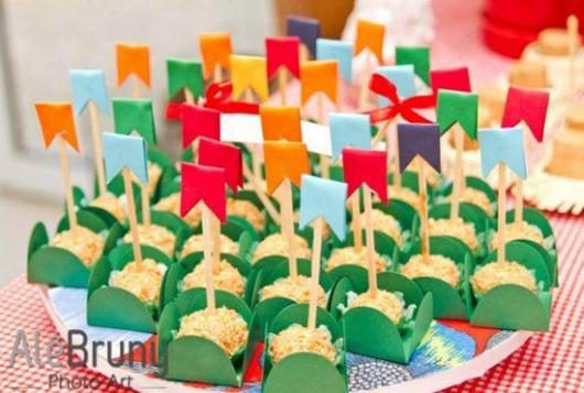 Decoração de Festa Junina Simples com prato de doces decorado com mini bandeirinhas