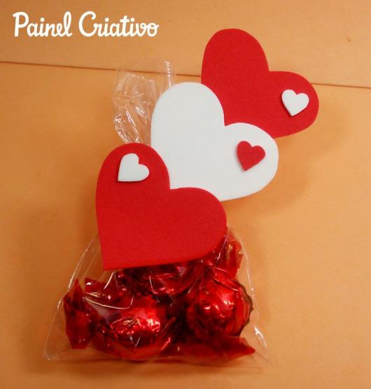 Lembrancinha Dia dos Namorados em EVA saquinho com chocolates decorado com corações de EVA