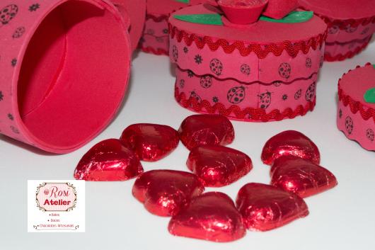 Lembrancinha Dia dos Namorados com bombons caixa de EVA no formato de coração