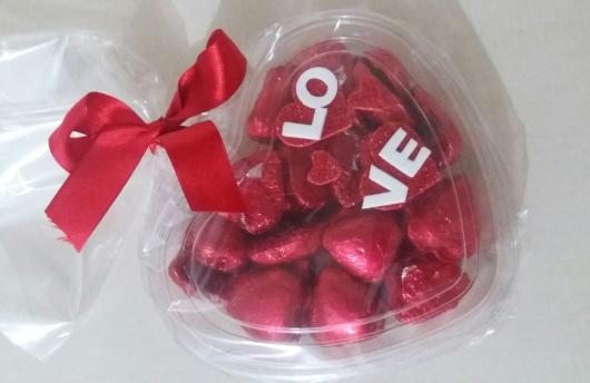 Lembrancinha Dia dos Namorados com bombons caixa acrílica no formato de coração com sionho de valsa dentro
