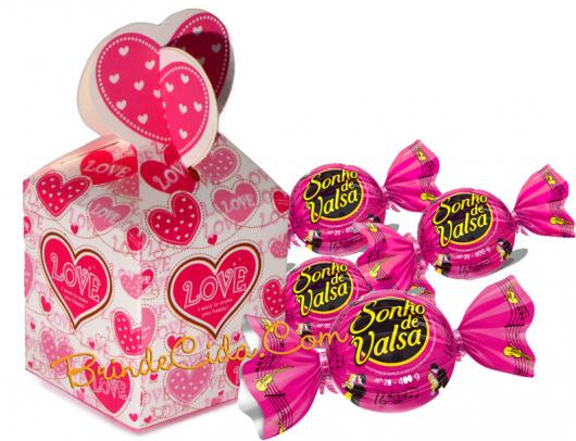 Lembrancinha Dia dos Namorados com bombons caixa de papel personalizada