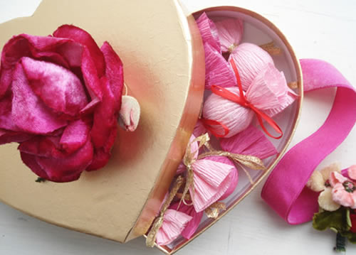 Lembrancinha Dia dos Namorados com bombons caixa no formato de coração dourada