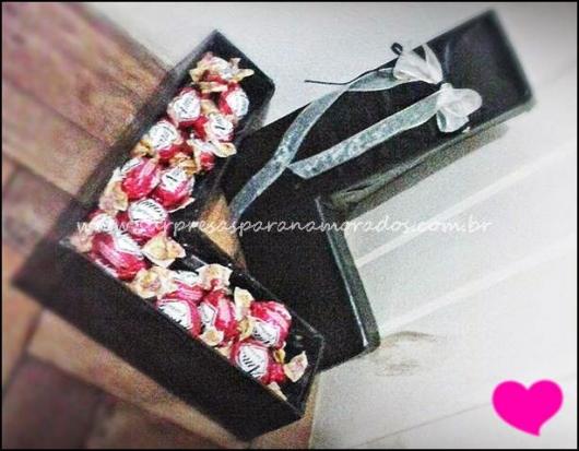 Lembrancinha Dia dos Namorados com bombons caixa com a forma da primeira letra do nome da pessoa