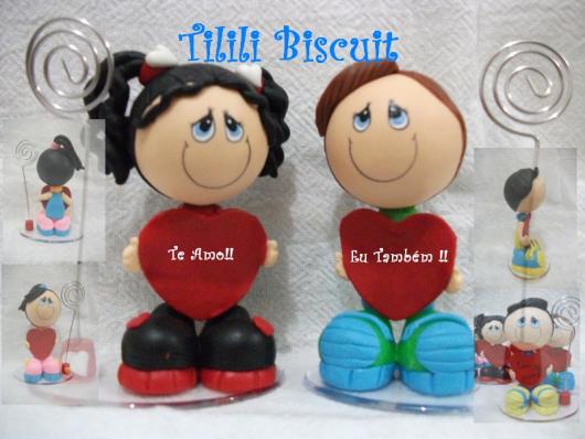 Lembrancinha Dia dos Namorados com biscuit miniatura do casal com coração na mão