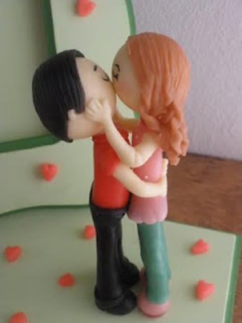 Lembrancinha Dia dos Namorados com biscuit miniatura do casal se beijando