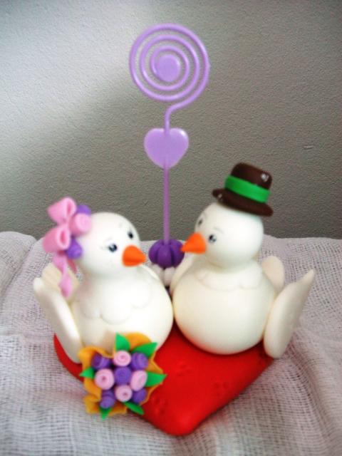 Lembrancinha Dia dos Namorados com biscuit porta bilhete casal de pombinhos