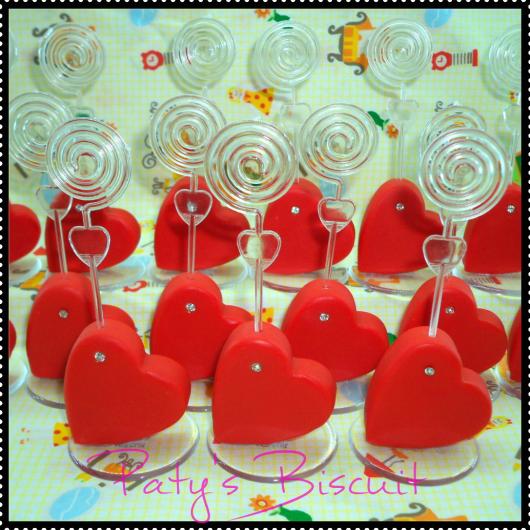 Lembrancinha Dia dos Namorados com biscuit porta bilhete coração vermelho
