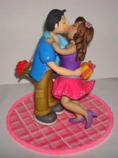 Lembrancinha Dia dos Namorados com biscuit miniatura do casal se abrançando e beijando