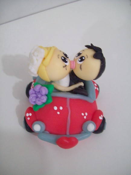 Lembrancinha Dia dos Namorados com biscuit miniatura do casal dentro do carro