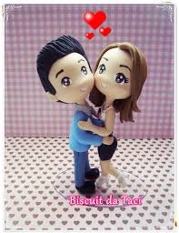 Lembrancinha Dia dos Namorados com biscuit miniatura do casal abraçados 