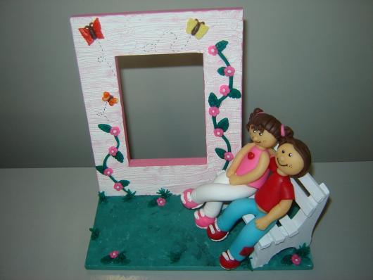 Lembrancinha Dia dos Namorados com biscuit miniatura do casal com porta retrato