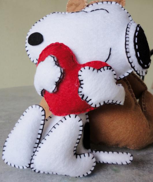 Lembrancinha Dia dos Namorados em feltro Snoopy