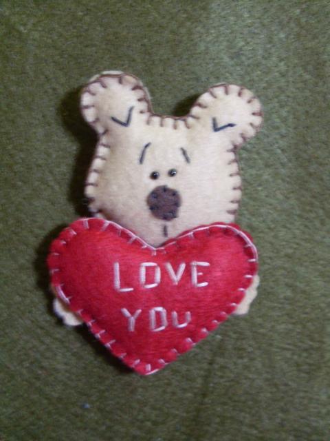 Lembrancinha Dia dos Namorados em feltro ursinho com coração