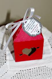 Lembrancinha Dia dos Namorados com papel caixinha com coração vazado