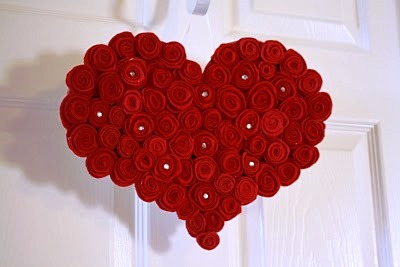 Lembrancinha Dia dos Namorados com papel coração montado com rosinhas de papel
