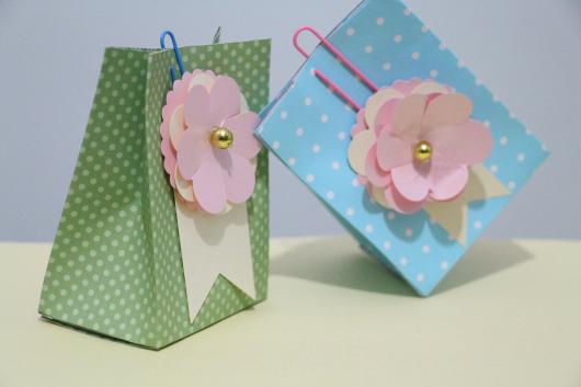 Lembrancinha Dia dos Namorados com papel caixinha com flor